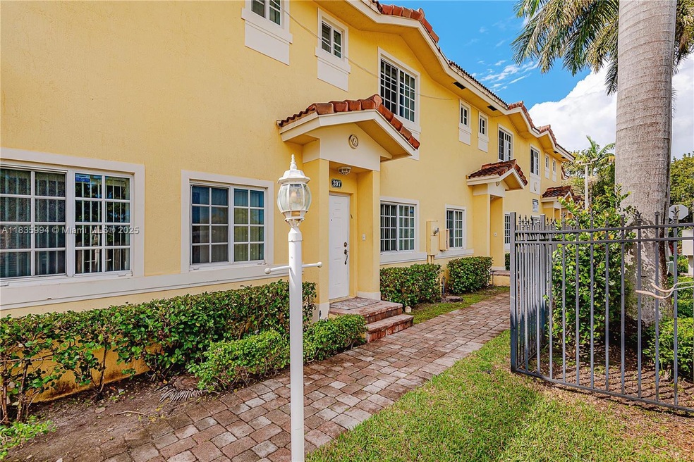 205 NE 4th Ct unit 211, Hallandale Beach, FL 33009 - photo 1