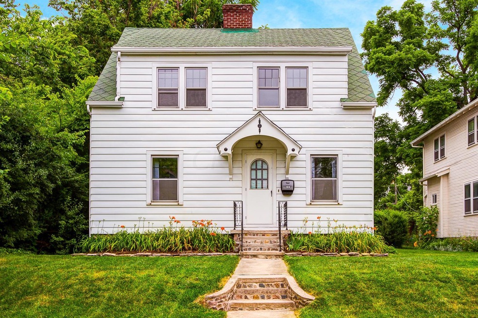 Welcome home to 100 W. Como Ave!