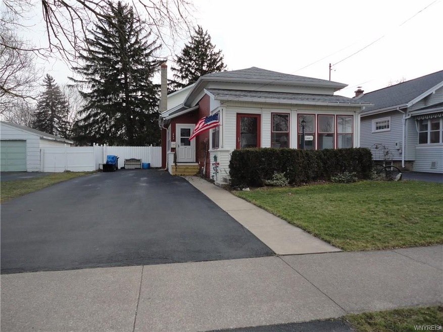 Brick & vinyl exterior, double wide blacktop drive