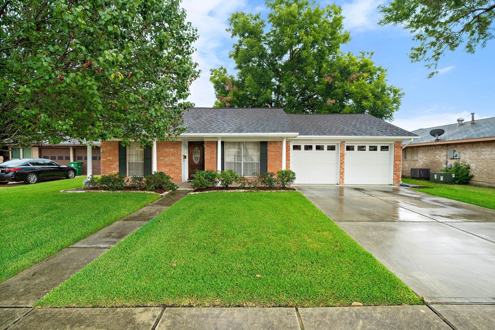 9950 Kirkshire Dr, Houston, TX 77089 - photo 1