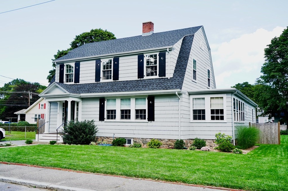 11 Laurel St, Marblehead, MA 01945 - photo 1