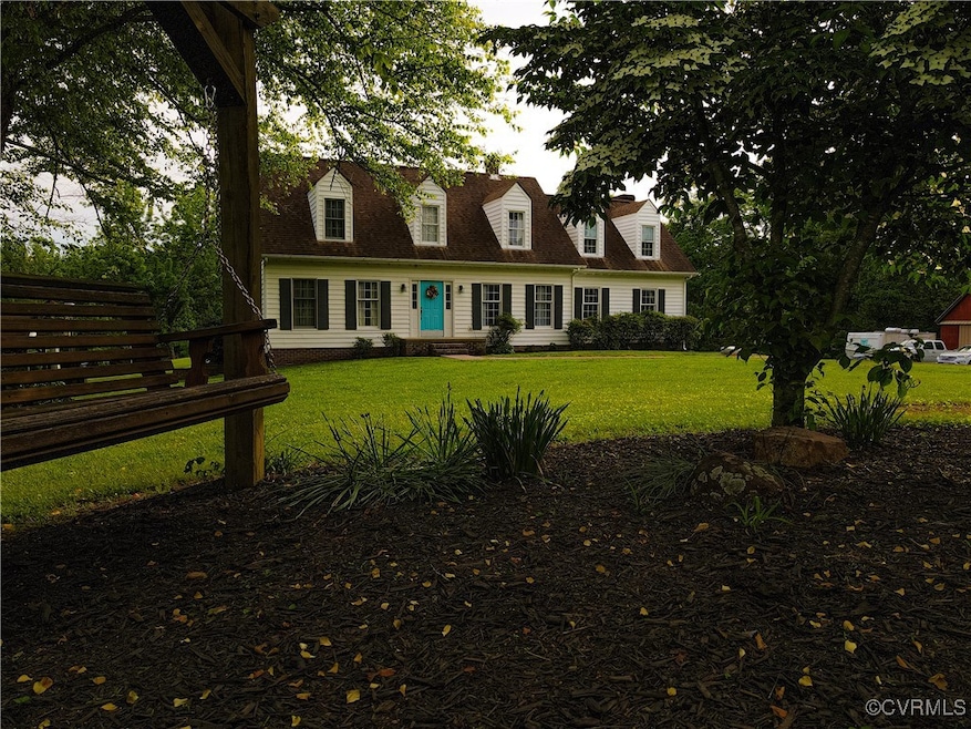 Farmhouse featuring a front lawn