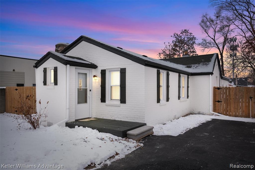 20406 Floral St, Livonia, MI 48152 - photo 1