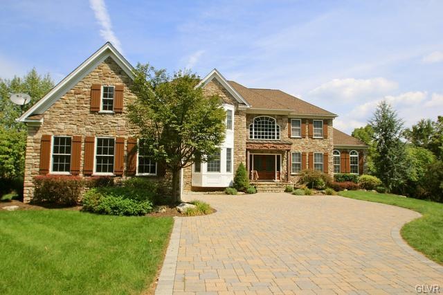 GORGEOUS COBBLESTONE DRIVEWAY