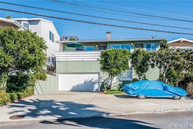 Charming Duplex on a 56' wide elevated lot. Two si