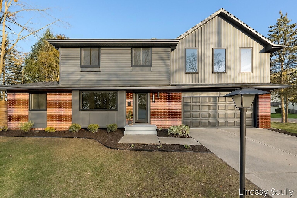 1560 Eastlawn Rd SE, Grand Rapids, MI 49506 - photo 1