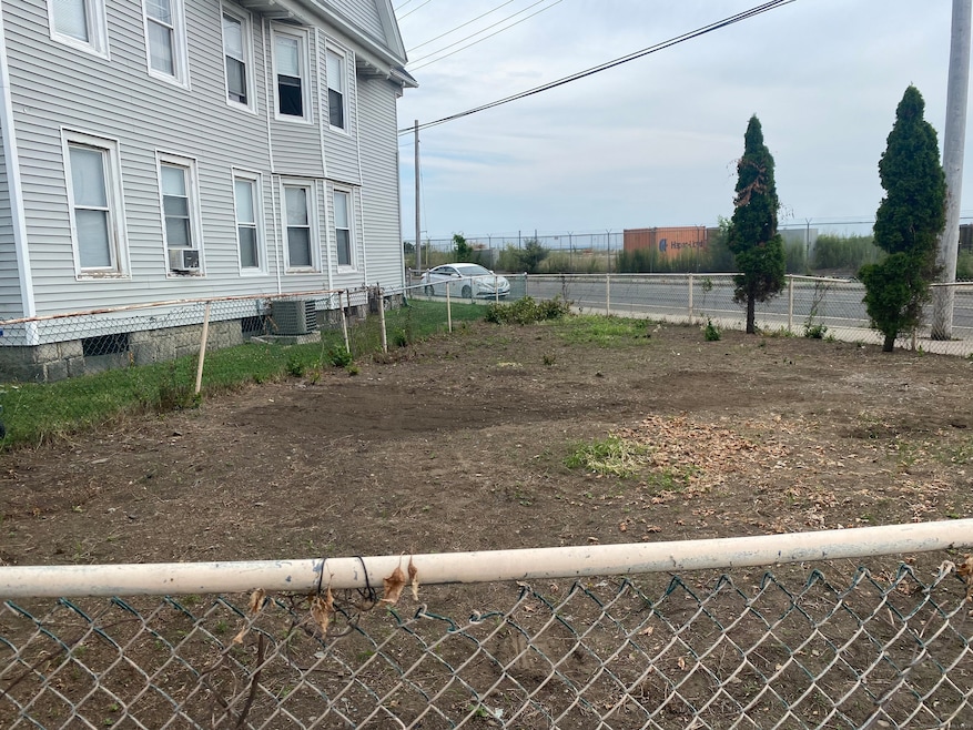 520 Seaview Ave, Bridgeport, CT 06607 - photo 1