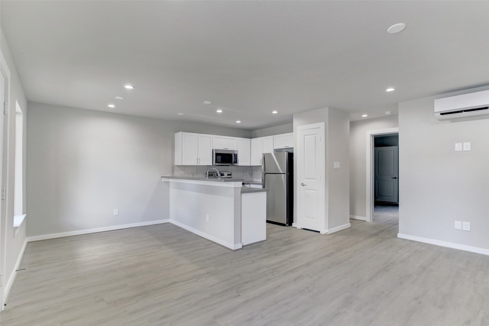 645 E 11th 1/2 St unit 10, Houston, TX 77008 - photo 1