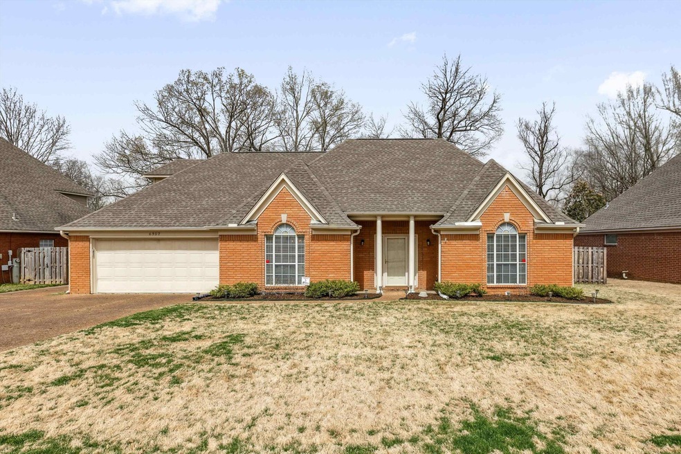 Single story home with brick siding, a front lawn,