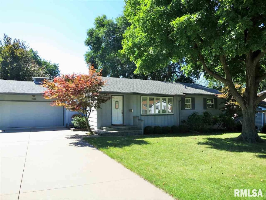 1529 Hickory Ln, Bettendorf, IA 52722 - photo 1