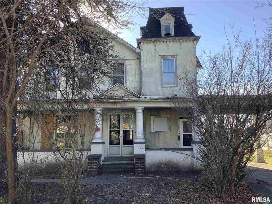 2311 W 3rd St, Davenport, IA 52802 - photo 1