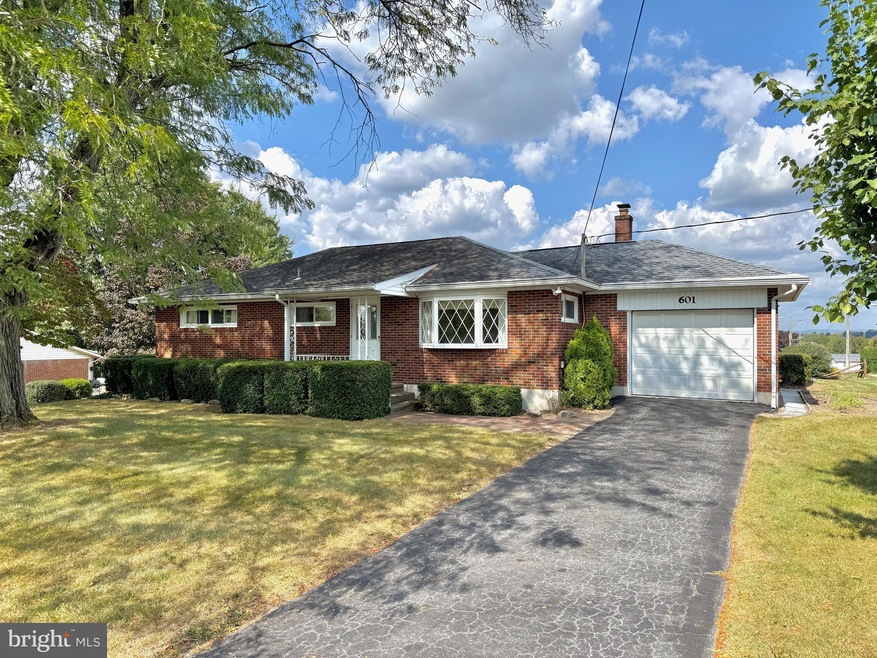 601 W Franklin St, Womelsdorf, PA 19567 - photo 1