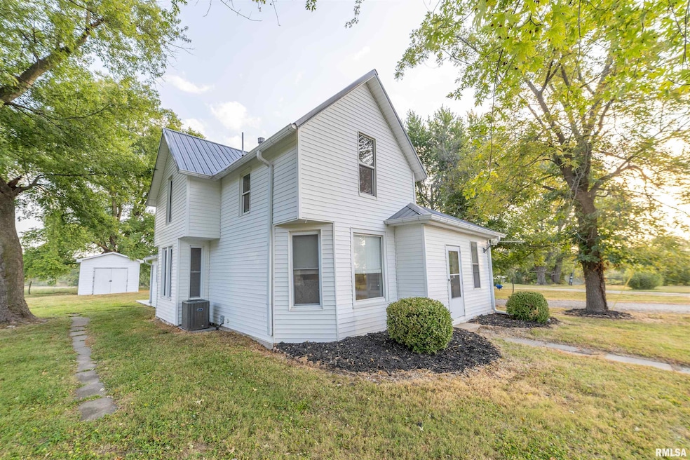 325 E Columbus St, Camp Point, IL 62320 - photo 1