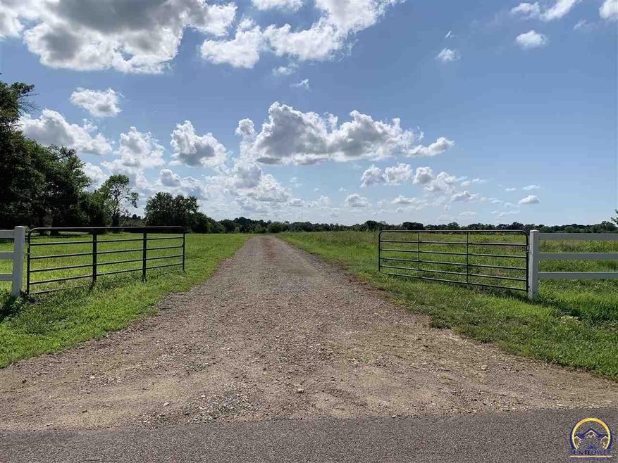 5037 SW Urish Rd, Topeka, KS 66610 - photo 1