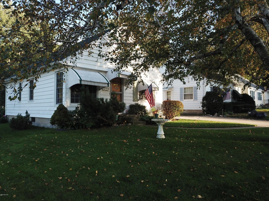 1262 Carlton Ave NE, Grand Rapids, MI 49505 - photo 1