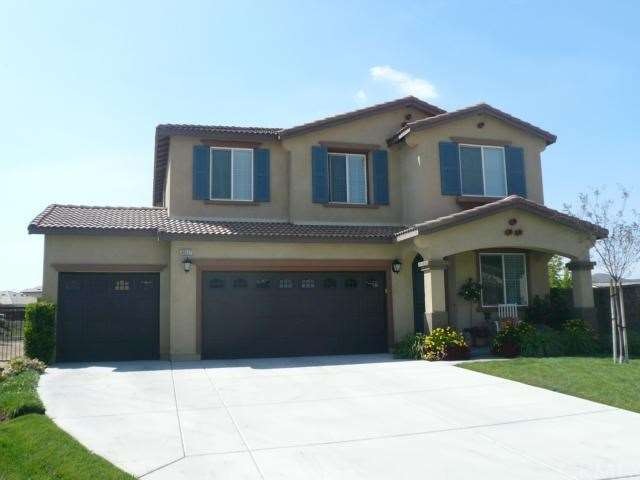 Great curb appeal. Oversized lot on the Lake. Long