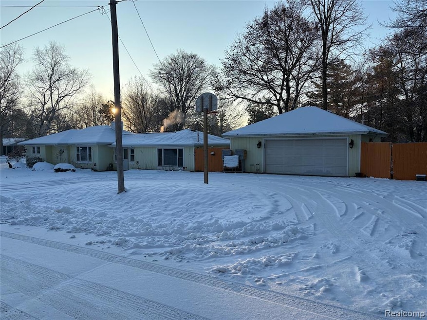 2374 Bradford Dr, Flint, MI 48507 - photo 1