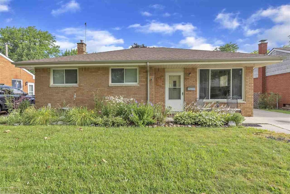 15529 Clover St, Roseville, MI 48066 - photo 1