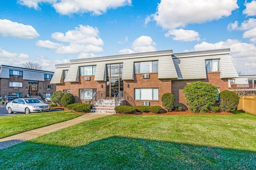 1 Hallmark Gardens unit 4, Burlington, MA 01803 - photo 1