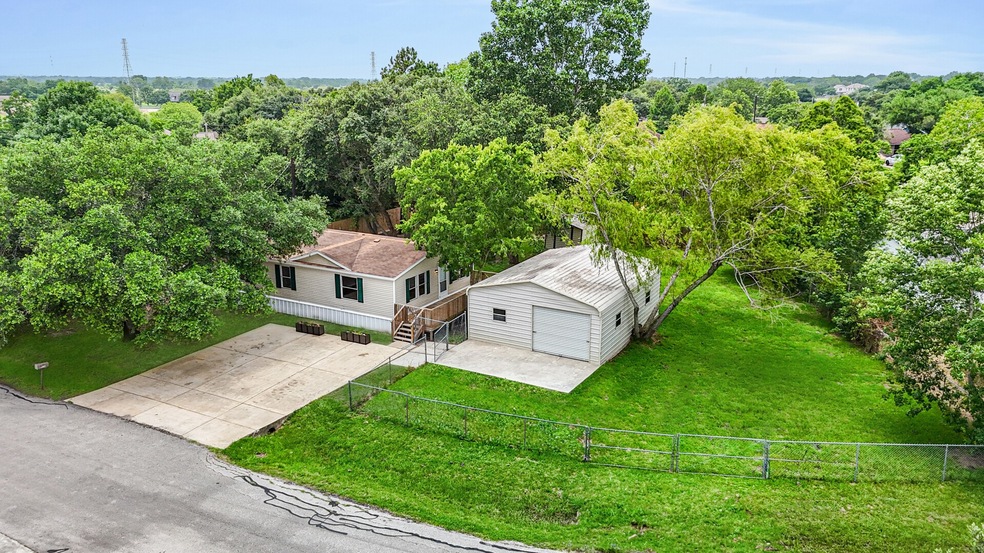 19136 Stoneforest Rd, Alvin, TX 77511 - photo 1