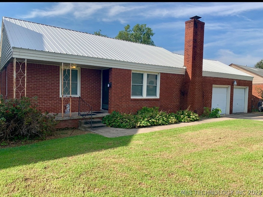 Cute curb appeal! Metal roof approx. 2 yrs old.