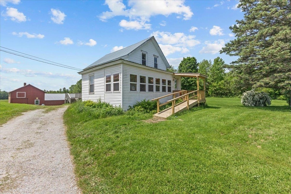 57 Pearl St, Grand Isle, VT 05458 - photo 1