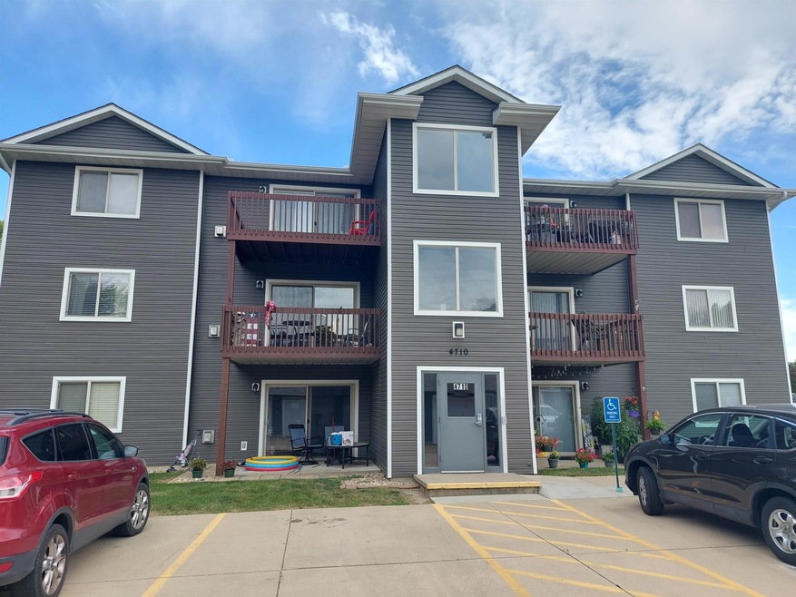 4710 Chadwick Rd unit 3, Cedar Falls, IA 50613 - photo 1