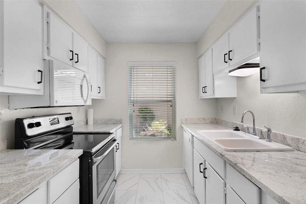 GORGEOUS KITCHEM WITH NEWER STOVE AND BRAND-NEW EL