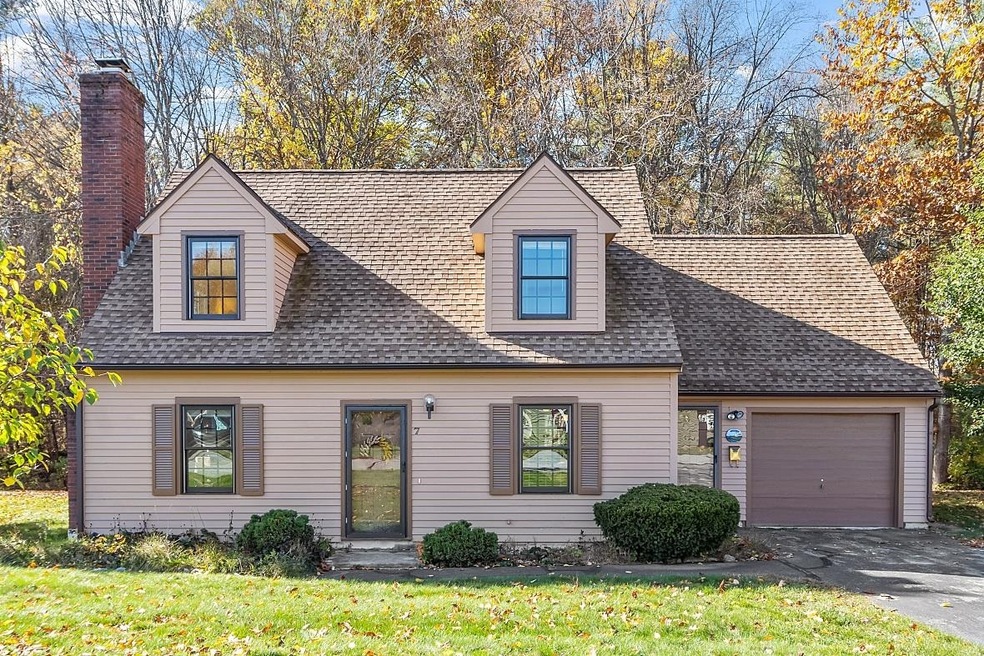 7 Winding Brook Ln, MerriMacK, NH 03054 - photo 1