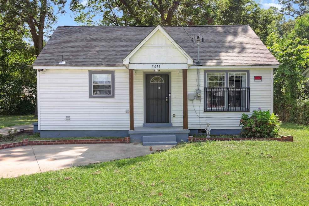 View of front of property featuring a front lawn