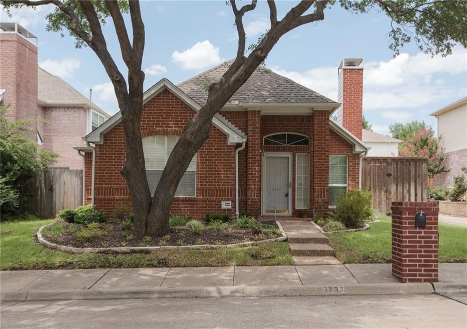 Gorgeous Chatham Court Drive home in Addison! 1-St