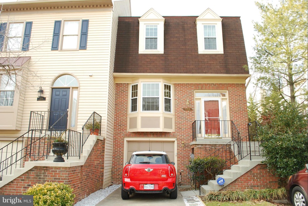 7206 Squirrel Run Ct, Springfield, VA 22152 - photo 1