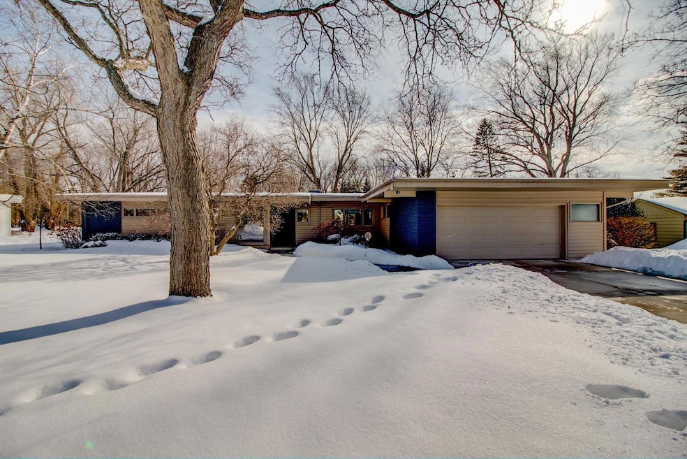 MCM ranch with Great curb appeal