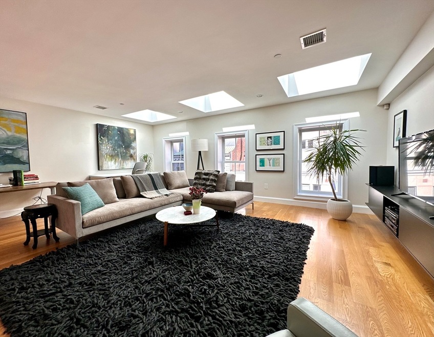 73 Broad St unit 4, Boston, MA 02109 - photo 1