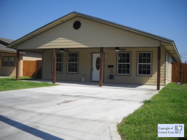 1078 E Weinert St, Seguin, TX 78155 - photo 1