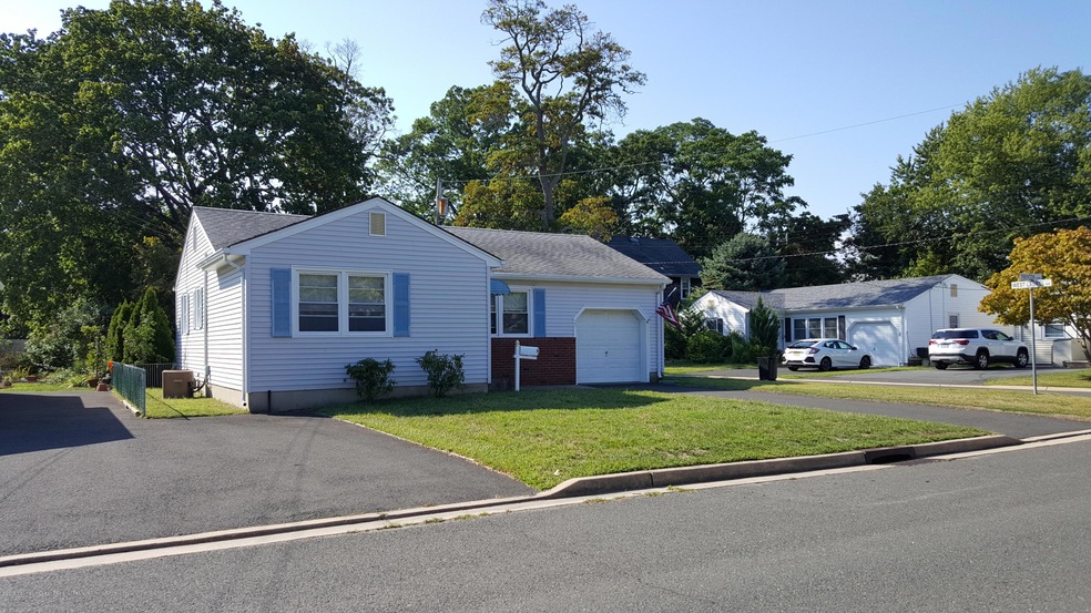 208 Trenton Ct., Kathy house in front