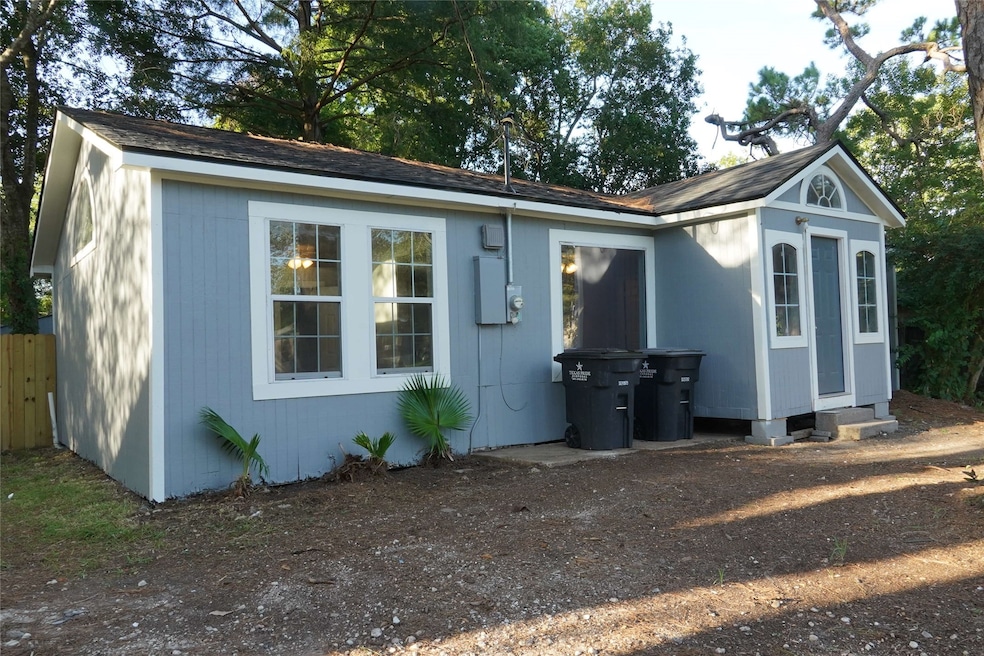 1914 W Sealy St, Alvin, TX 77511 - photo 1