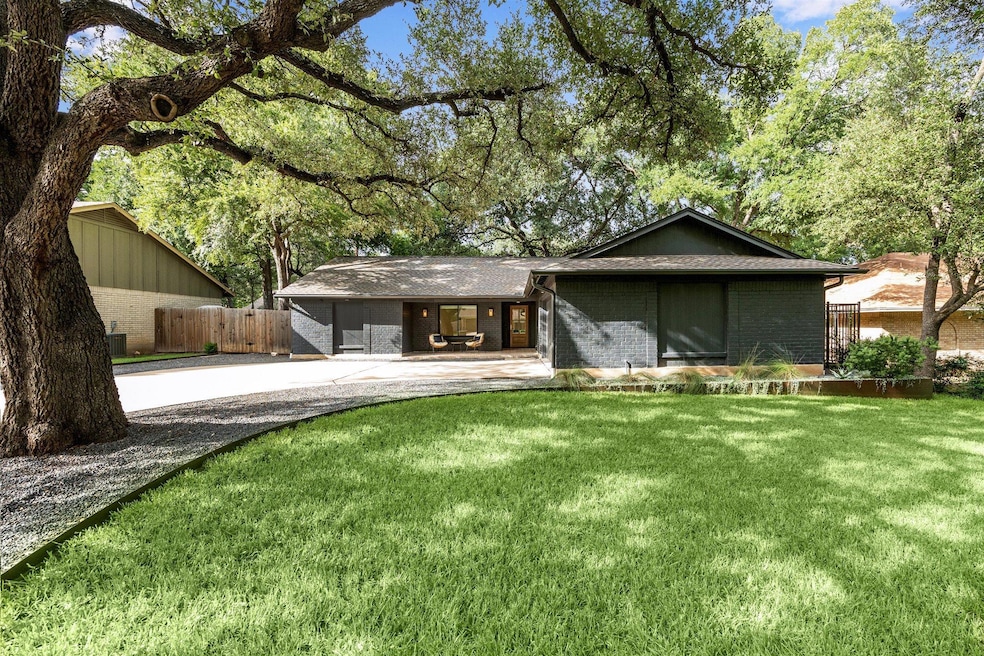 For Sale $929,000 • Co-Listing Agent