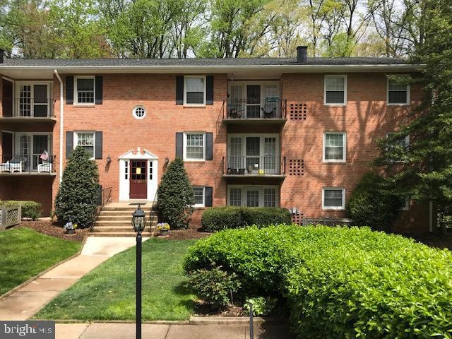 3790 Lyndhurst Dr unit 202, Fairfax, VA 22031 - photo 1