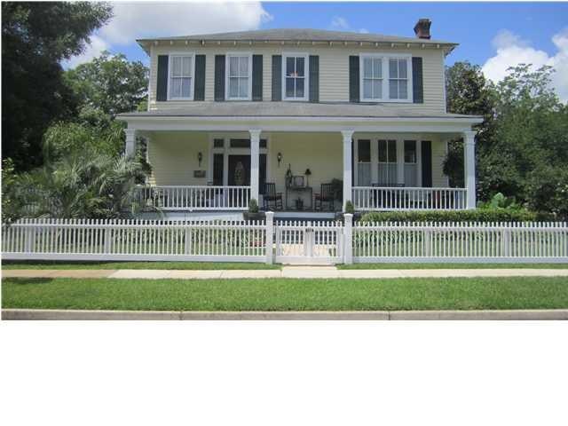 FRONT VIEW CUSTOM WHITE PICKETT FENCE