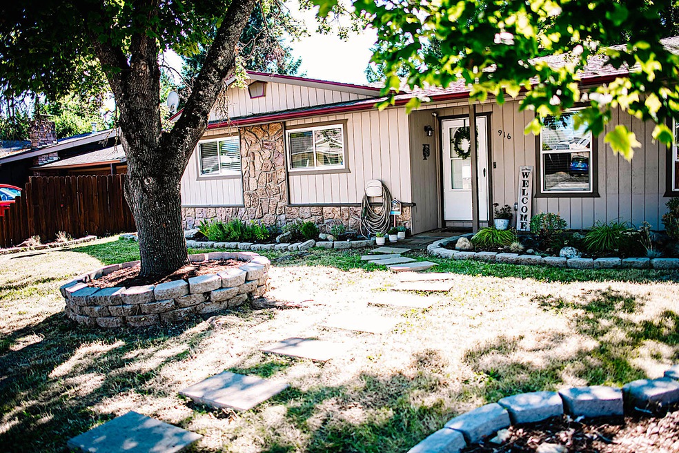 916 SW Spruce St, Grants Pass, OR 97526 - photo 1