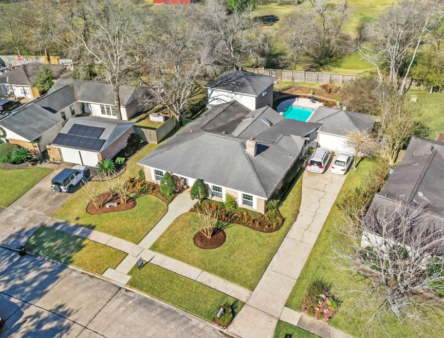 614 W Castle Harbour Dr, Friendswood, TX 77546 - photo 1