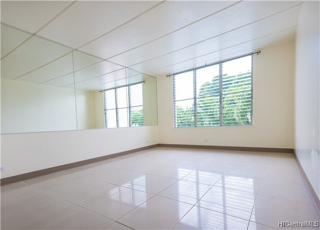 Bright living room with easy to maintain, cool til