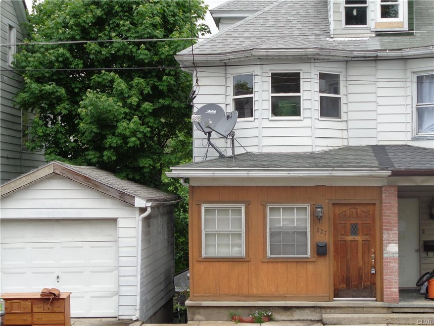 227 W Ruddle St, Coaldale, PA 18218 - photo 1