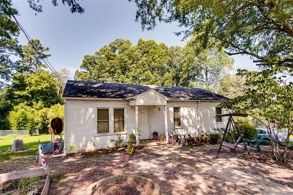 527 Ridgeway Cir, Asheboro, NC 27205 - photo 1