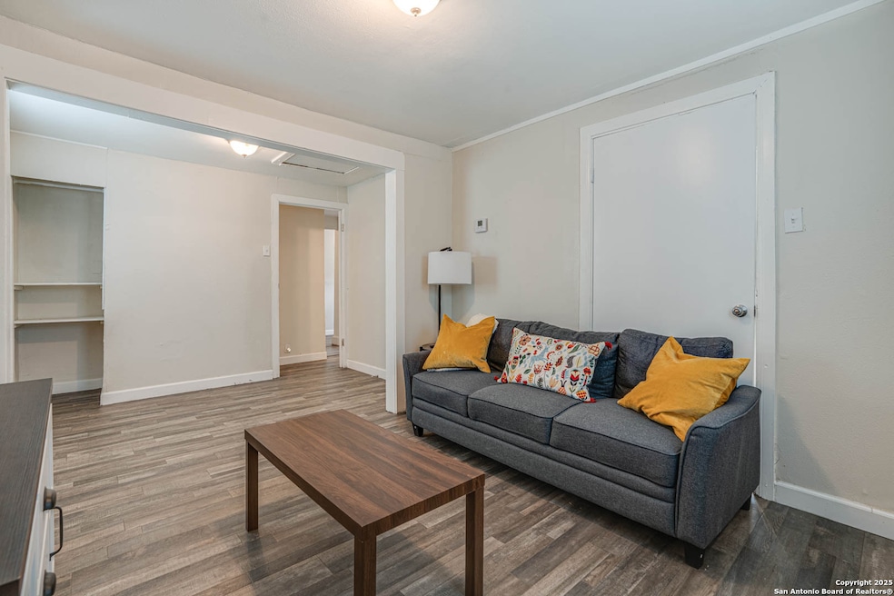 1145 W Summit Ave unit B, San Antonio, TX 78201 - photo 1