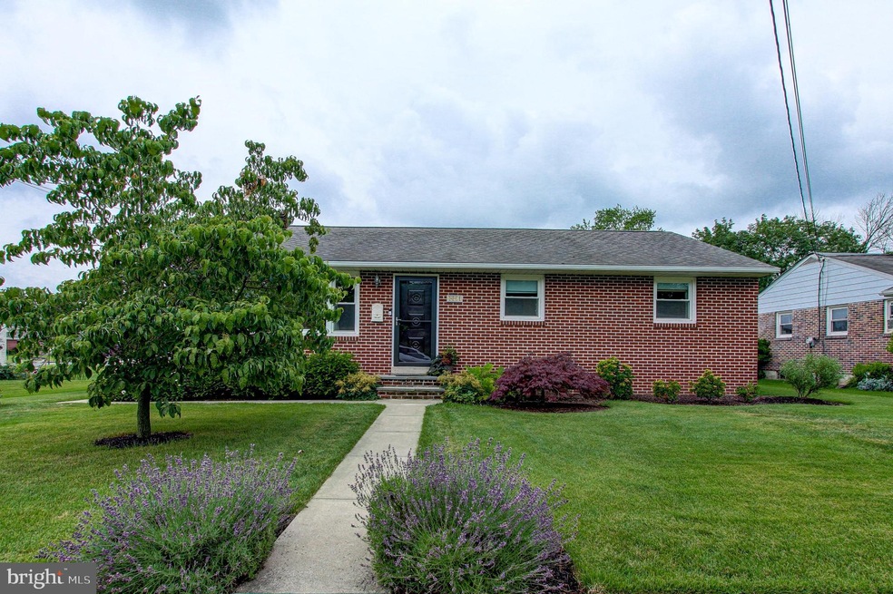 802 Center St, Pottstown, PA 19464 - photo 1