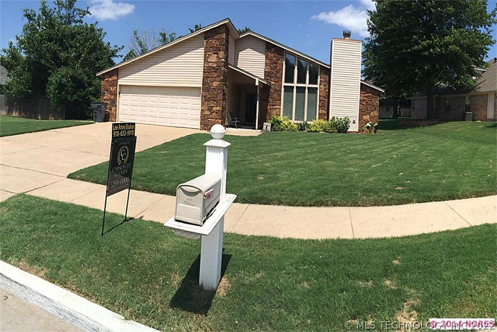 Beautiful home in Jenks. New vinyl siding, thermal