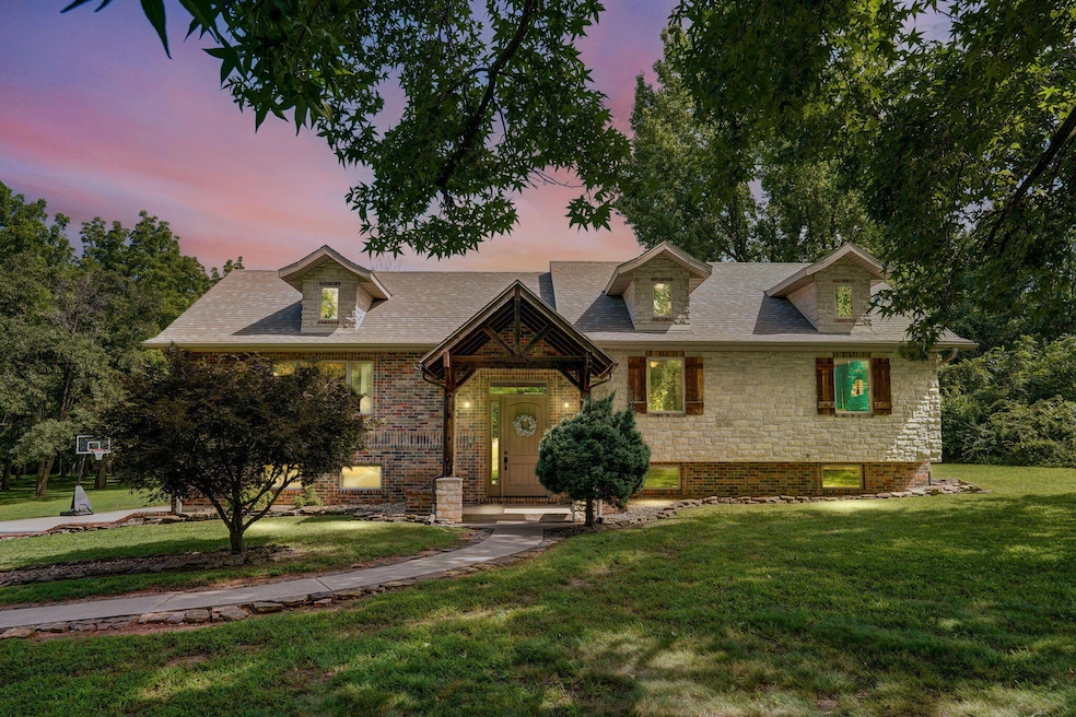 623 E Weaver Rd-Twiglight