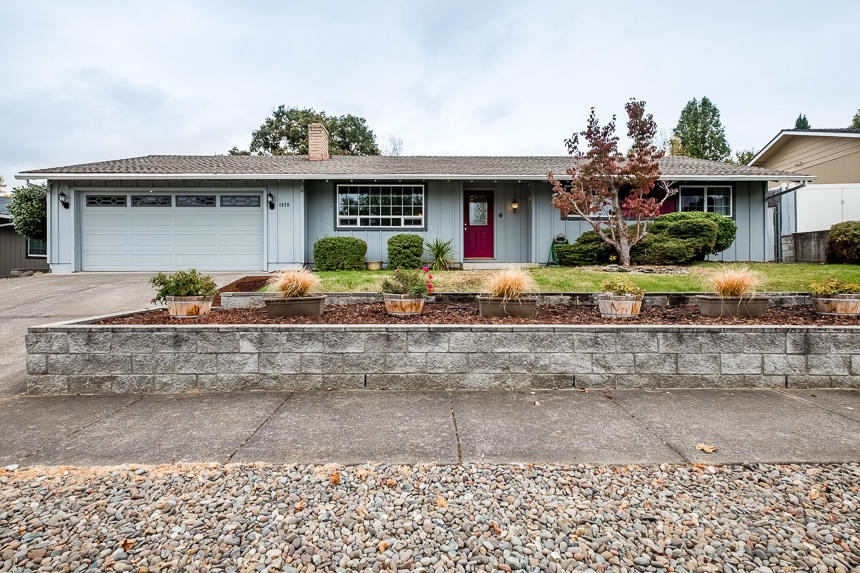 1826 Inverness Dr, Medford, OR 97504 - photo 1